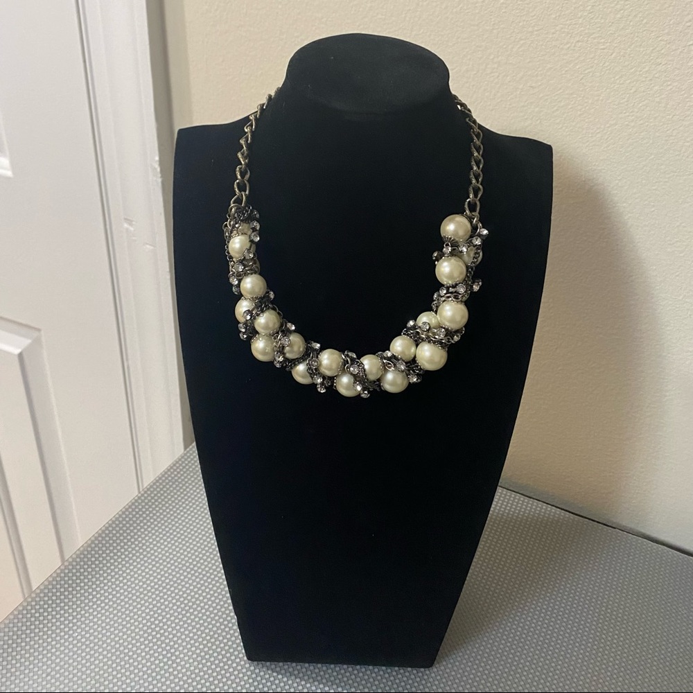 Pearls and chains collar necklace